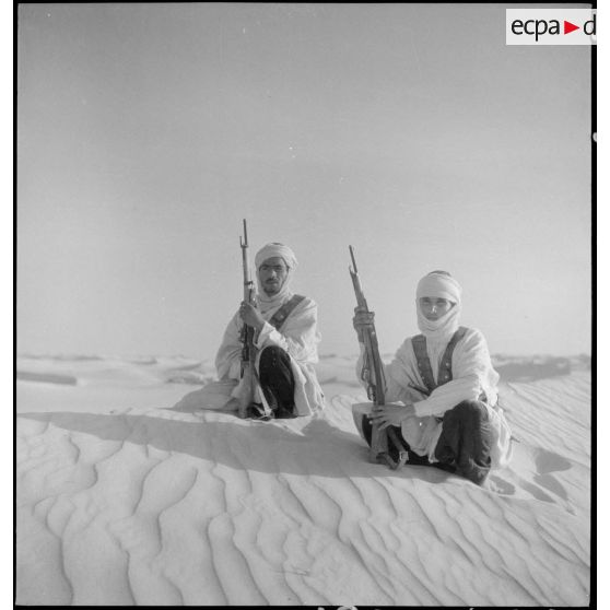 Des méharistes dans le désert.