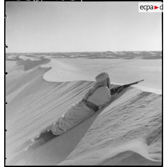 Méhariste en position de tireur couché.