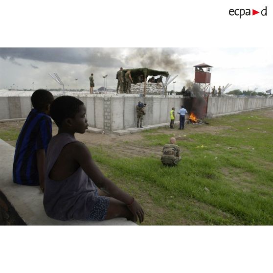 Les enfants congolais observent le début de l'exercice au camp de N'Dolo.