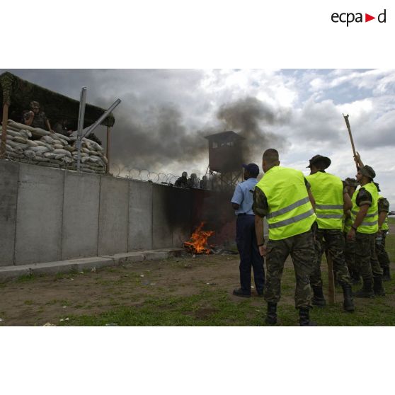 L'équipe française de Psy-Ops délivre des messages aux manifestants hostiles à l'EUFOR.