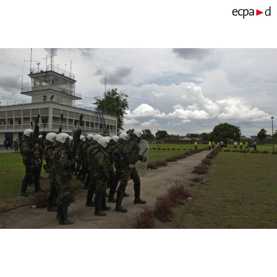 Les militaires espagnols font partie des équipes d'intervention lors de l'exercice de protection du camp de N'Dolo.