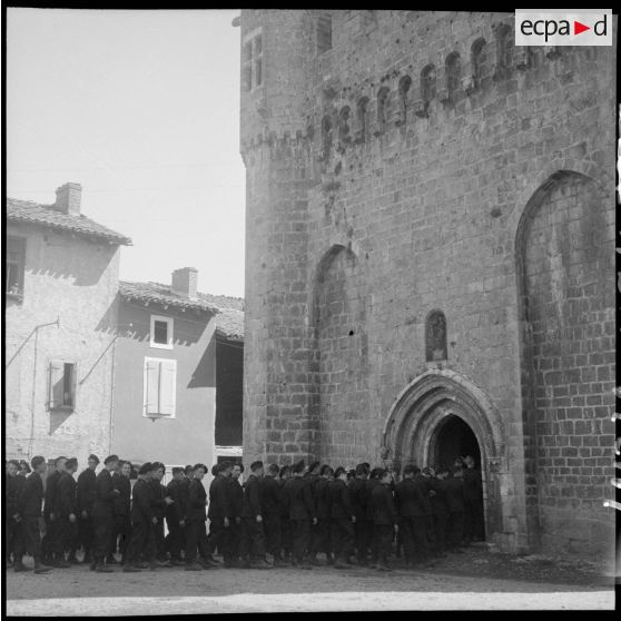 Cérémonie religieuse en l'église Notre-Dame de l'Assomption à Montjoie-en-Couserans.