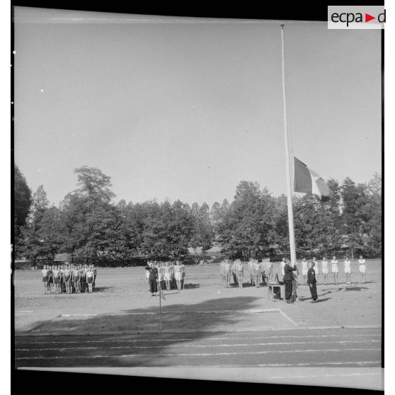 Cérémonie des couleurs sur le stade du centre d'éducation Bayard.