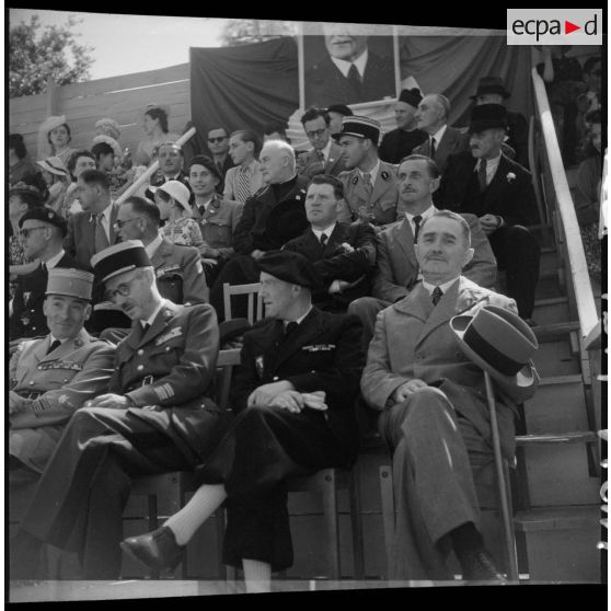 Tribune officielle sur le stade du centre d'éducation Bayard.