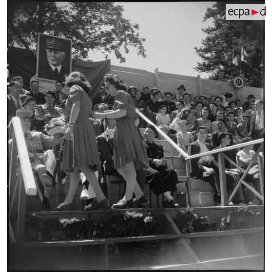 Tribune officielle sur le stade du centre d'éducation Bayard.