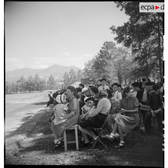 La population sur le stade du centre d'éducation Bayard.