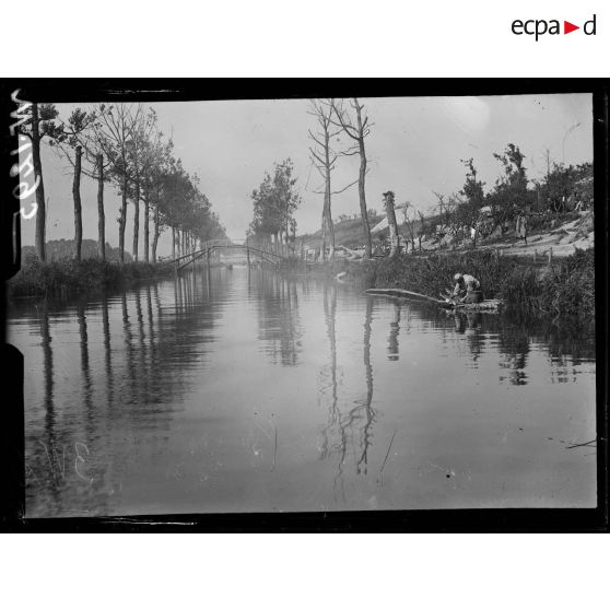 Près de Bras, le canal de la Meuse. [légende d'origine]