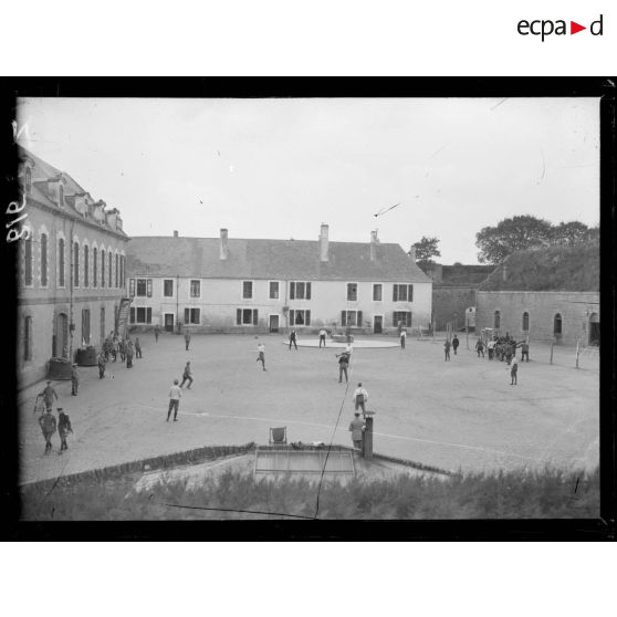 Belle-Isle, le Palais, la cour du quartier des officiers allemands. Le jeu de football. [légende d'origine]