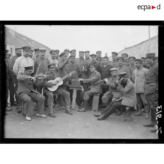 Belle-Isle, le Palais, quartier dit de "La colonie", concert donné par les prisonniers. [légende d'origine]