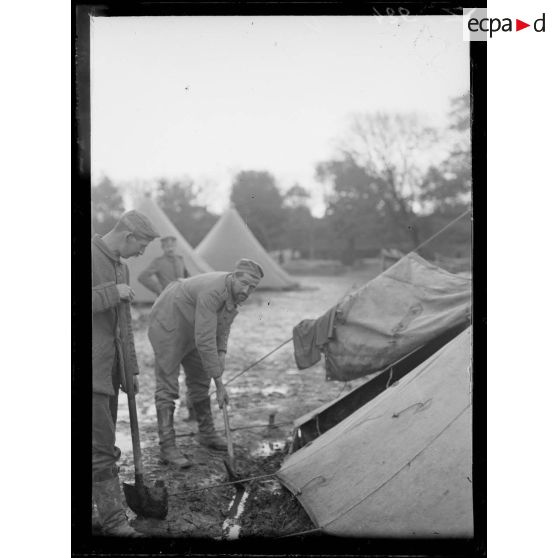 Le Palais (Belle-Isle), camp de Willamez. Le montage d’une tente. [légende d'origine]