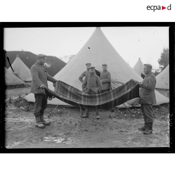 Le Palais (Belle-Isle), camp de Willamez. Le battage des couvertures. [légende d'origine]