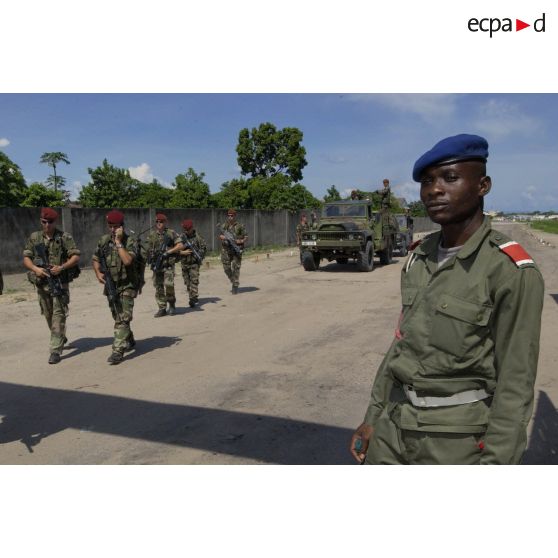 Sortie des militaires du 8e RPIMa de la base aérienne de N'Dolo soutenue par deux véhicules.