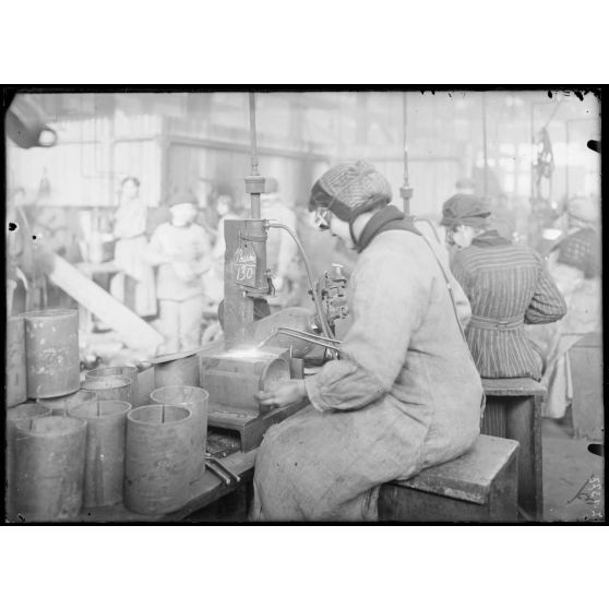 Forges de la Chaléassière (Saint-Etienne). Soudure du corps (bombes). [légende d'origine]