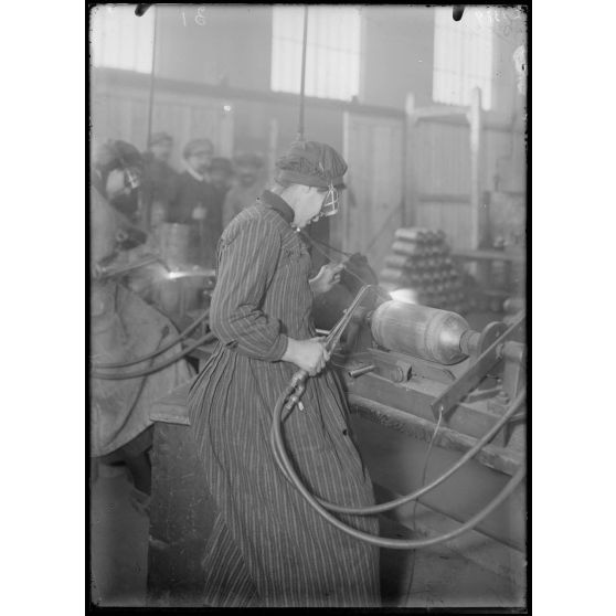 Forges de la Chaléassière (Saint-Etienne). Fabrique de bombes de 58 mm. Finissage de la calotte. [légende d'origine]