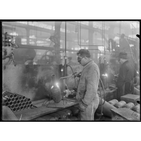 Forges de la Chaléassière (Saint-Etienne). Soudure des tubes. [légende d'origine]