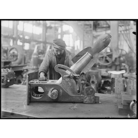 Forges de la Chaléassière. Finissage et montage d'un canon de tranchées (lance-bombes de 58 mm). [légende d'origine]