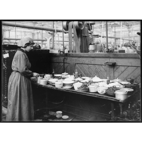 Manufacture d'armes de Saint-Etienne. Table à vapeur pour le réchauffage des aliments. [légende d'origine]