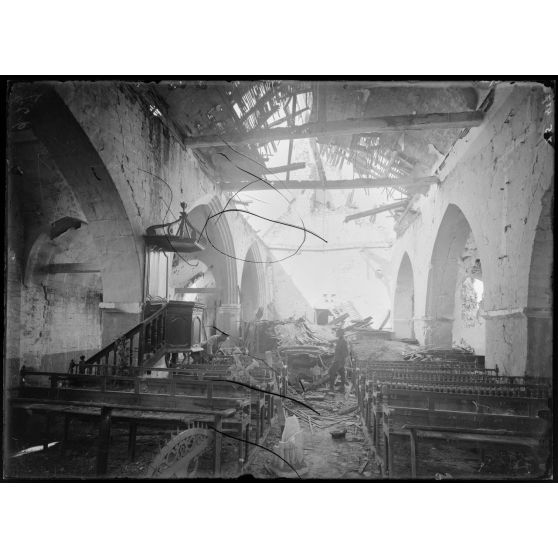 Intérieur de l'église de Marquivillers (Somme). Chaire et clocher. [légende d'origine]