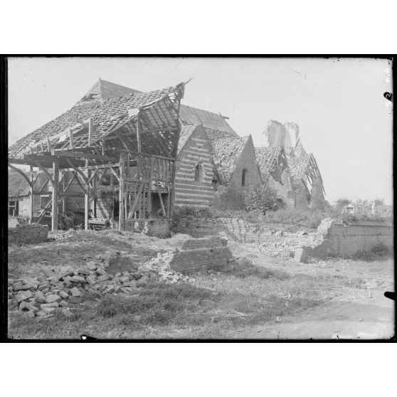 Vue extérieure de l'église de Marquivillers (Somme). [légende d'origine]