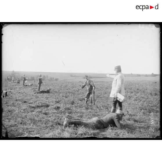 Travaux de tranchées de la 101e Division territoriale. Jalonnement du tracé des tranchées à Mortefontaine (Aisne). [légende d'origine]