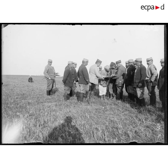 Travaux de tranchées de la 101e Division territoriale. Piquetage du tracé des tranchées à Mortefontaine (Aisne). [légende d'origine]