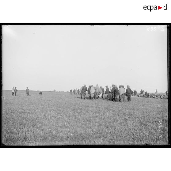 Travaux de tranchées de la 101e Division territoriale. Piquetage du tracé des tranchées à Mortefontaine (Aisne). [légende d'origine]