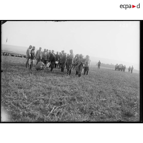 Travaux de tranchées de la 101e Division territoriale. Piquetage du tracé des tranchées à Mortefontaine (Aisne). [légende d'origine]