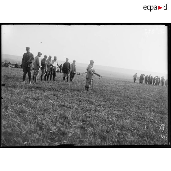 Travaux de tranchées de la 101e Division territoriale. Piquetage du tracé des tranchées à Mortefontaine (Aisne). [légende d'origine]