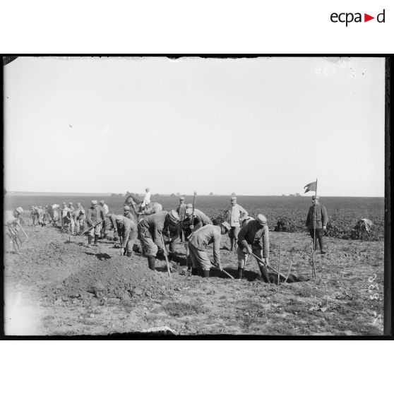 Mortefontaine (Aisne). Premiers coups de pioche. [légende d'origine]