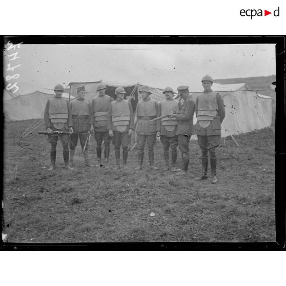 Jubécourt, Meuse, les ambulances américaines aux armées. Infirmiers américains revêtus de cuirasses de troupes d'assaut allemandes. [légende d'origine]