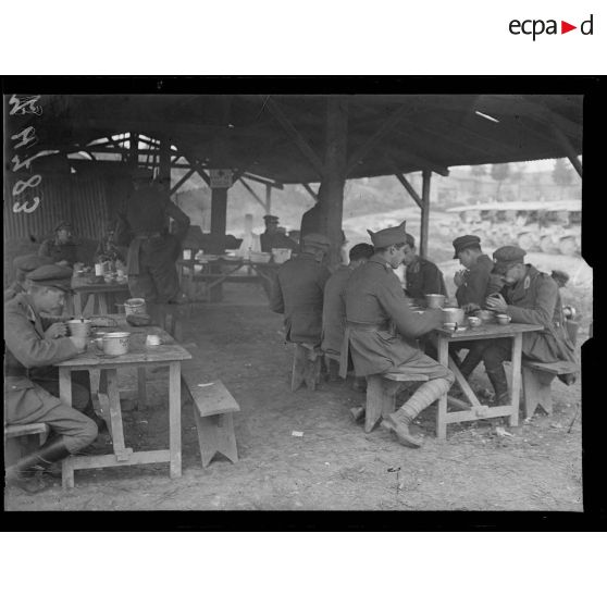 Jubécourt, Meuse, les ambulances américaines aux armées. Le déjeuner des chauffeurs et des infirmiers américains. [légende d'origine]