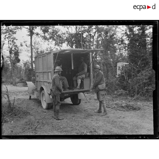 Bois d'Avocourt, Meuse, poste de secours américain, évacuation de blessés dans une voiture ambulance américaine. [légende d'origine]