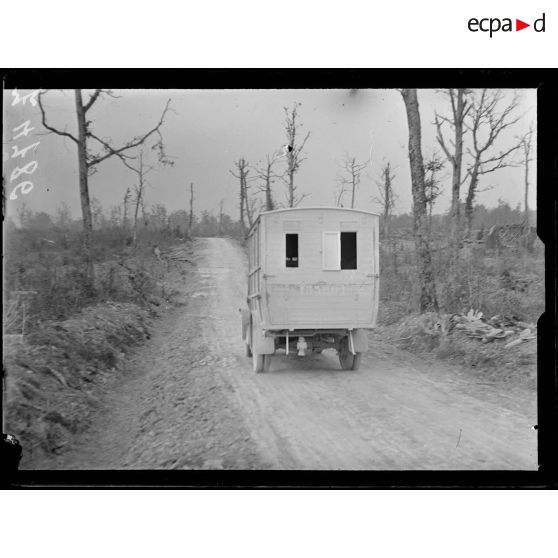 Bois d'Avocourt, Meuse, départ d'une voiture ambulance américaine. [légende d'origine]