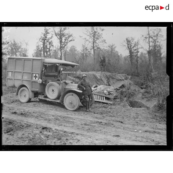 Bois d'Avocourt, Meuse, poste de secours américain, voiture ambulance attendant l'évacuation des blessés. [légende d'origine]