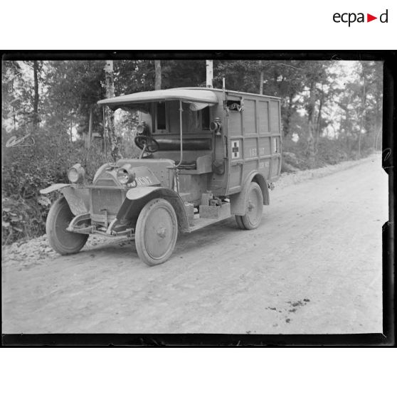 Bois d'Avocourt, Meuse, voiture ambulance américaine sur laquelle un ambulancier américain a été tué au poste de secours. [légende d'origine]