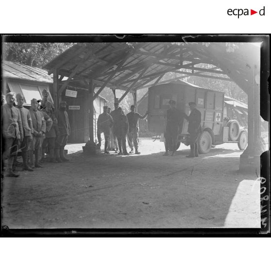 Baccarat, Meurthe-et-Moselle, ambulances américaines aux armées. L'arrivée de blessés à l'hôpital d'évacuation. [légende d'origine]