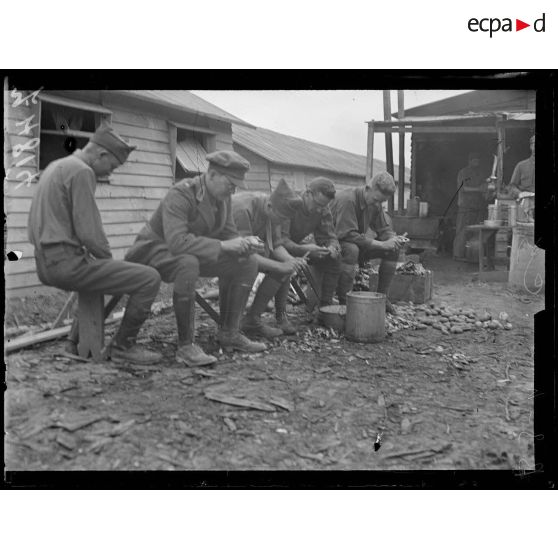 Souilly, Meuse, les ambulances américaines aux armées. La vie à la section SSU 63. [légende d'origine]