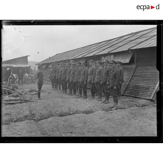 Souilly, Meuse, les ambulances américaines aux armées. La SSU 63 à l’exercice. [légende d'origine]