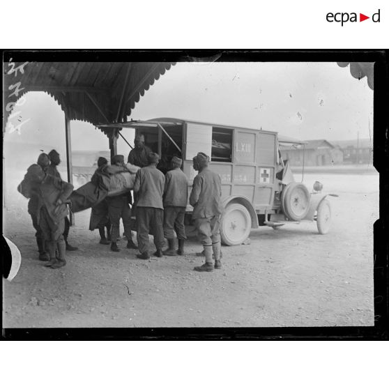 Souilly, Meuse, ambulances américaines aux armées. Arrivée de blessés à l'hôpital d'évacuation n°4. [légende d'origine]