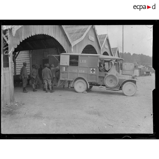 Souilly, Meuse, ambulances américaines aux armées. Arrivée de blessés à l'hôpital d'évacuation (HOE) n°4. [légende d'origine]