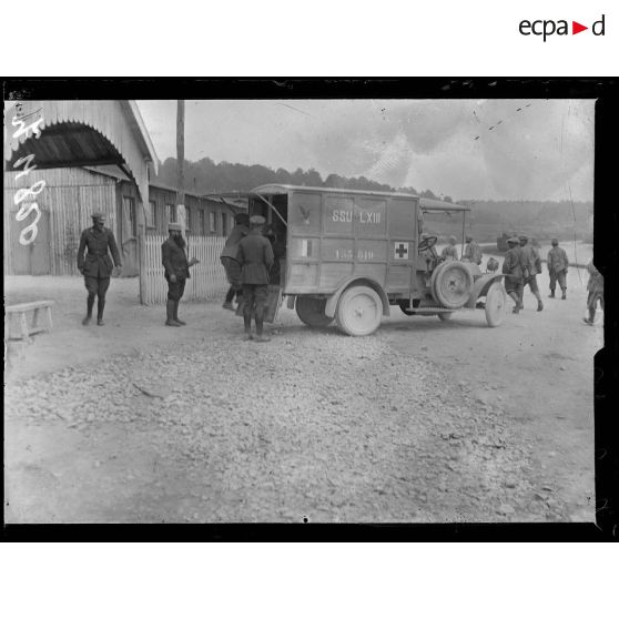 Souilly, Meuse, ambulances américaines aux armées. Arrivée de blessés à l'hôpital d'évacuation (HOE) n°4. [légende d'origine]