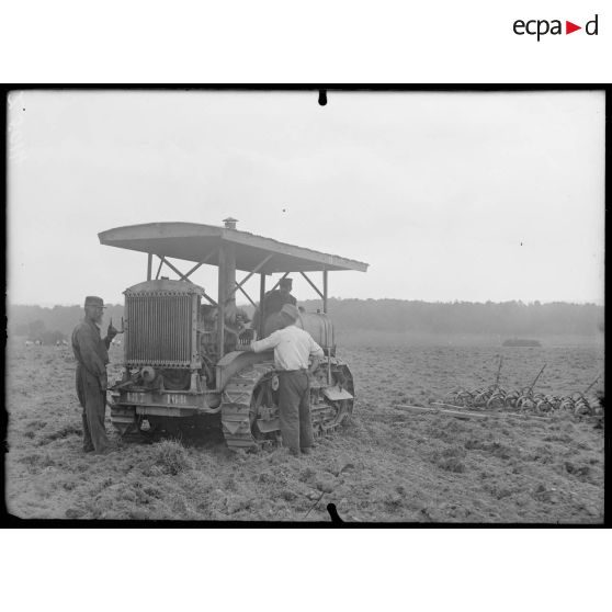 Versailles-Trianon (Seine-et-Oise). Pépinières nationales de plants de légumes. Tracteur pris devant. [légende d'origine]