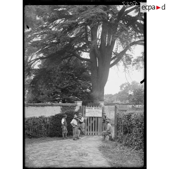 Versailles-Trianon (Seine-et-Oise). Pépinières nationales de plants de légumes. Entrée d'un jardin des pépinières. [légende d'origine]