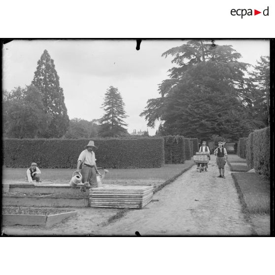 Versailles-Trianon (Seine-et-Oise). Pépinières nationales de plants de légumes. Un jardin de Trianon. [légende d'origine]