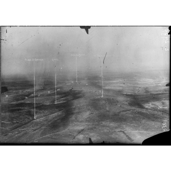 Vue aérienne. Crête de Thiaumont. / Ouvrage de Thiaumont. La crête de Thiaumont et ses environs (au fond, Douaumont). Le terrain bombardé vu en avion à 800 m. [légende d'origine]