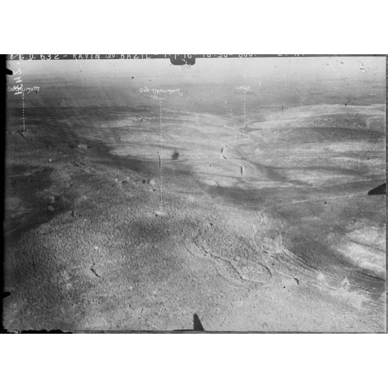 Ouvrage du Bazil, près de Thiaumont. / Ouvrage de Thiaumont. La crête de Thiaumont et ses environs. Le terrain bombardé vu en avion à 800 m [légende d'origine]