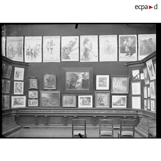 Paris. Galerie Petit, 8 rue de Sèze. Exposition du "Souvenez-vous des crimes allemands". Vue des différentes salles. [légende d'origine]