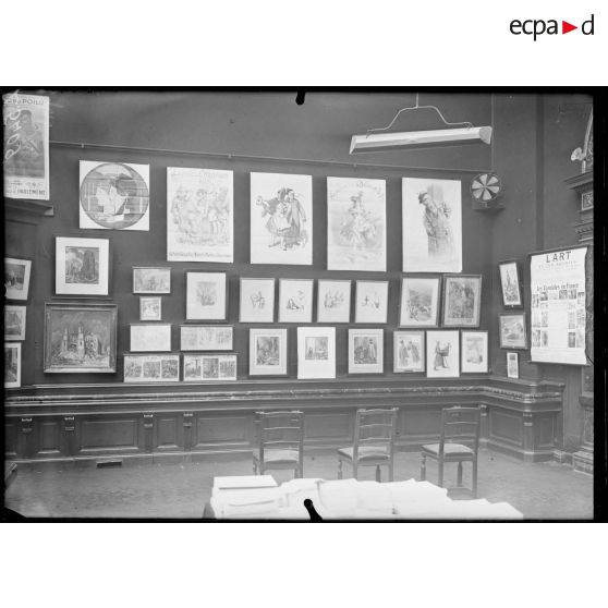 Paris. Galerie Petit, 8 rue de Sèze. Exposition du "Souvenez-vous des crimes allemands". Vue des différentes salles. [légende d'origine]