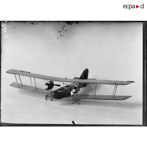 [Paris. Musée de la Guerre. Modèle réduit d'un avion allemand.]