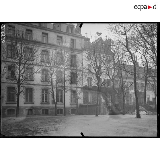 Paris. Hôpital du Panthéon. La cour intérieure. [légende d'origine]